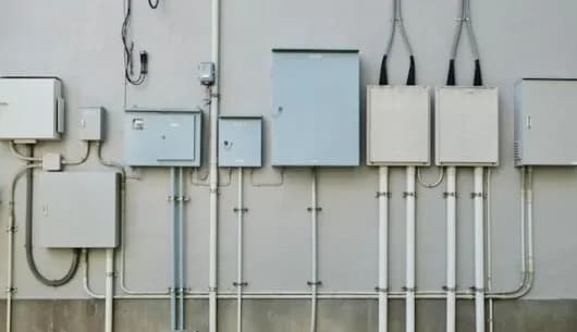 Kto odpowiada za przyłącze energetyczne i jakie są koszty? Kto odpowiada za przyłącze energetyczne i jakie są koszty?