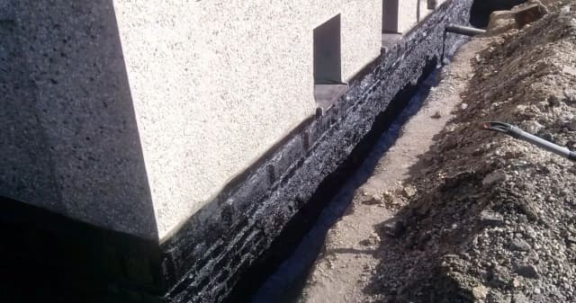 Skuteczne materiały na izolację pionową fundamentów przed wilgocią Skuteczne materiały na izolację pionową fundamentów przed wilgocią
